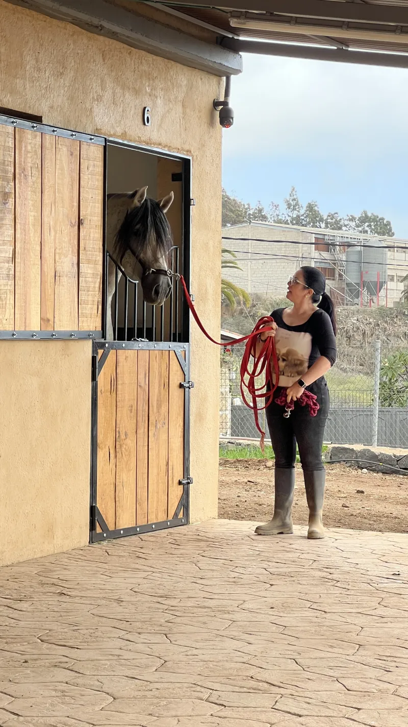 Cande y Adrián con sus caballos