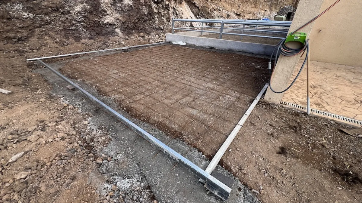 Primeras estructuras del establo en construcción