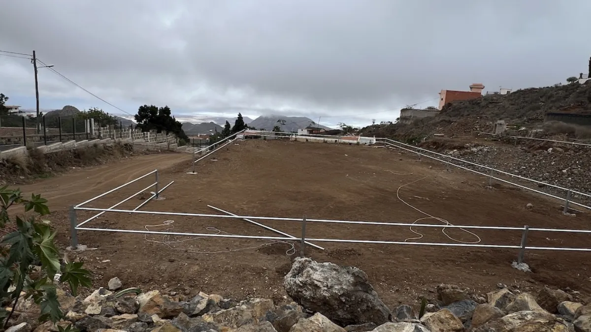 Levantando los muros del establo